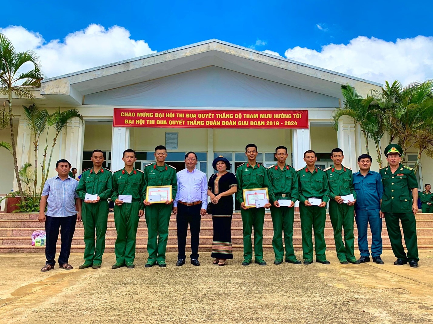 Lãnh đạo phường Tân Tiến dự Lễ tuyên thệ chiến sĩ mới và thăm tân binh năm 2024